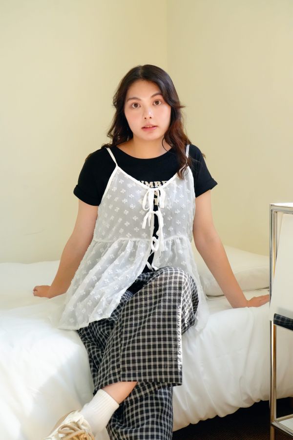 植絨字母顯腰身上衣 植絨字母上衣、顯腰身T恤、修身短袖上衣、字母設計T恤、女生短版上衣、高腰搭配上衣、簡約時尚上衣、貼身剪裁T恤