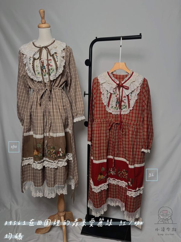 在田園裡的森系愛麗絲 系愛麗絲連身裙、田園連身裙、愛麗絲洋裝、秋冬連身裙、咖色連身裙、紅色連身裙、女洋裝、百搭連身裙、浪漫裙、日常洋裝、約會裙、森系洋裝