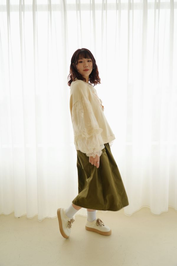 立體鴨鴨刺繡大學T 立體鴨鴨刺繡大學T、大學T、刺繡上衣、袖蕾絲設計上衣、秋冬女上衣、休閒上衣、百搭大學T、趣味刺繡上衣、日常穿搭上衣、女長袖上衣、秋冬百搭上衣、可愛刺繡上衣