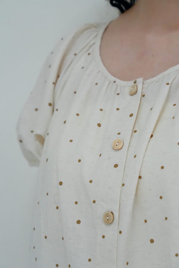 可愛裙擺圓點麻衫 圓點上衣、可愛風穿搭、森林系女裝、日系圓點衫、荷葉裙擺上衣、文青風格女裝、夏日上衣推薦