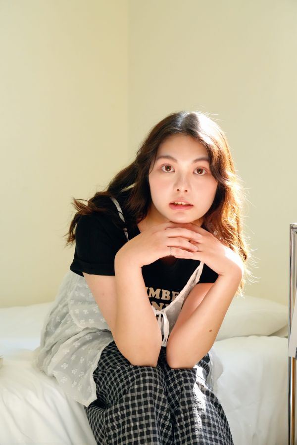 植絨字母顯腰身上衣 植絨字母上衣、顯腰身T恤、修身短袖上衣、字母設計T恤、女生短版上衣、高腰搭配上衣、簡約時尚上衣、貼身剪裁T恤