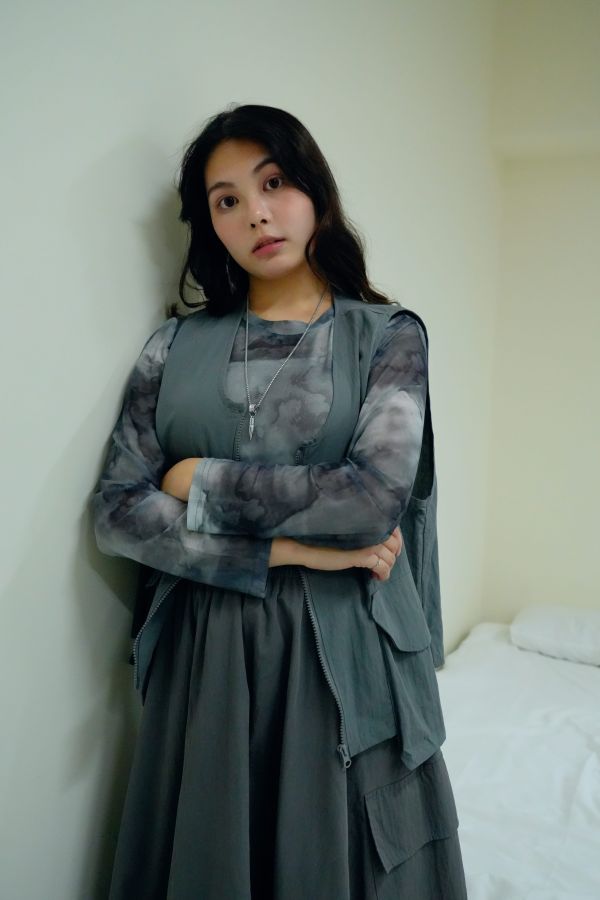 灰境機能背心 工裝風背心、潮流戶外單品、都會機能風、輕機能穿搭推薦、灰色系穿搭