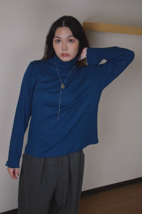 舒彈素色打底上衣 