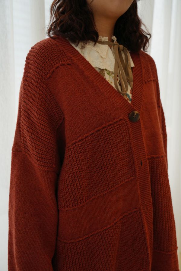 大版拼接針織外套 拼接針織外套、大版針織外套、寬鬆外套、羊毛針織外套、日系外套、設計款外套、秋冬針織、慵懶風外套、針織開衫、層次穿搭