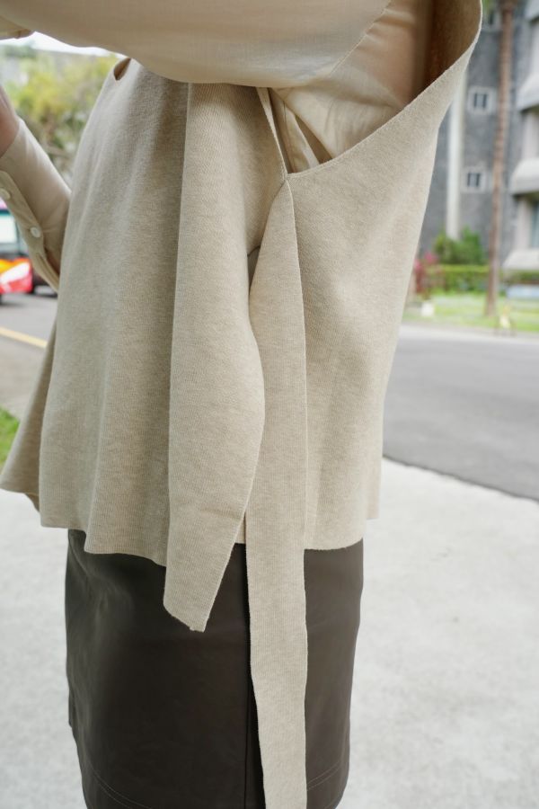 專櫃款設計包芯紗背心 包芯紗背心、專櫃款背心、日系針織上衣、氣質背心、百搭針織、女裝背心、舒適毛衣、日系穿搭、通勤上衣、設計款背心