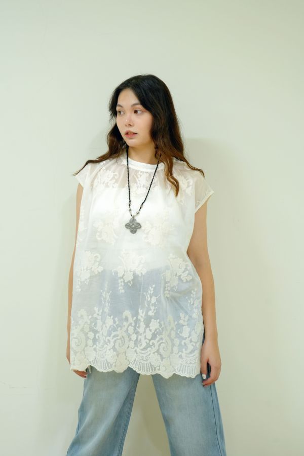 天絲刺繡背心 天絲刺繡背心、白色背心、天絲背心、刺繡背心、夏季背心、女生背心、內搭背心、優雅背心、柔軟背心、百搭背心、休閒背心、甜美背心、日常穿搭背心、細緻刺繡背心