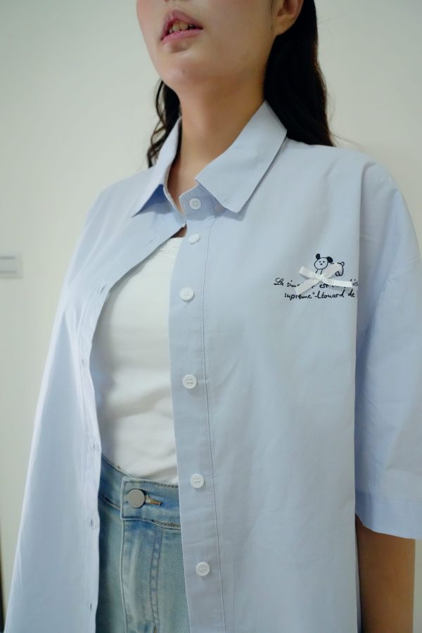 狗狗日常襯衫 插畫風襯衫、狗狗圖案襯衫、可愛風襯衫推薦、女生寬鬆襯衫、狗狗印花穿搭、輕鬆休閒風