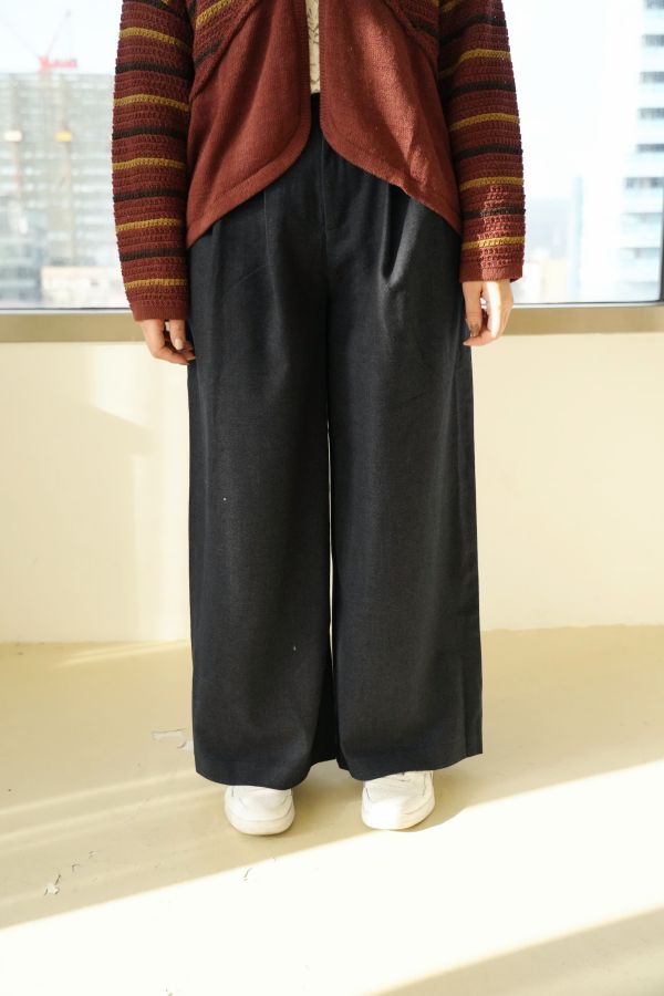 絕佳比例通勤褲 絕佳比例通勤褲、高腰通勤褲、顯瘦長褲、修身褲、秋冬長褲、百搭褲、直筒褲、女褲、通勤穿搭、職場長褲、舒適長褲、日常長褲