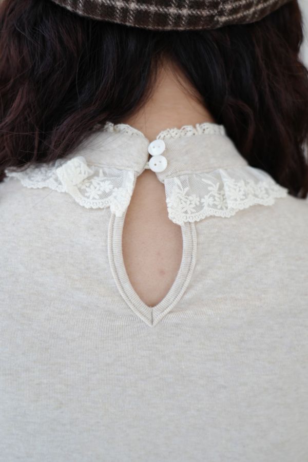 拼接蕾絲刺繡上衣 拼接蕾絲刺繡上衣、蕾絲刺繡上衣、拼接上衣、秋冬女上衣、百搭上衣、優雅上衣、女上衣、休閒上衣、通勤上衣、約會上衣、浪漫刺繡上衣、秋冬穿搭上衣