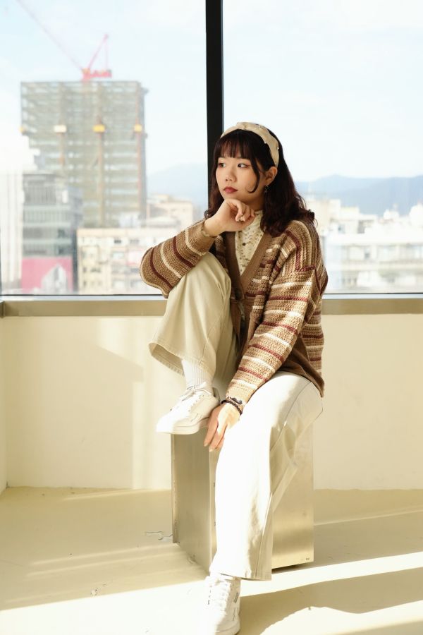 設計師款單釦針織外套 單釦針織外套、設計師款毛衣外套、日系針織、百搭外套、女裝針織、秋冬上衣、舒適針織、日系穿搭、簡約毛衣外套、通勤針織