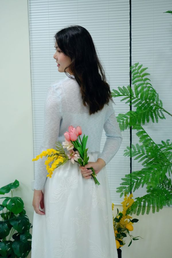 蕾絲綁帶罩衫 蕾絲綁帶罩衫、氣質罩衫推薦、輕薄蕾絲外套、春夏罩衫穿搭、約會穿搭單品、女生百搭罩衫、浪漫風格罩衫