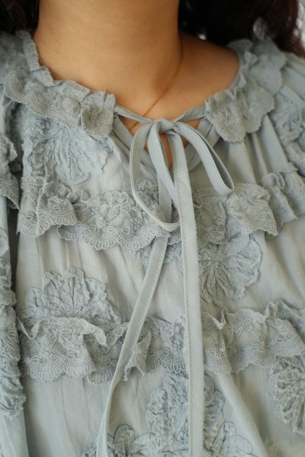 布蕾絲純棉上衣 純棉上衣、布蕾絲上衣、日系長袖上衣、甜美上衣、棉質長袖、粉藍上衣、杏色上衣、日系穿搭、氣質女裝、百搭上衣