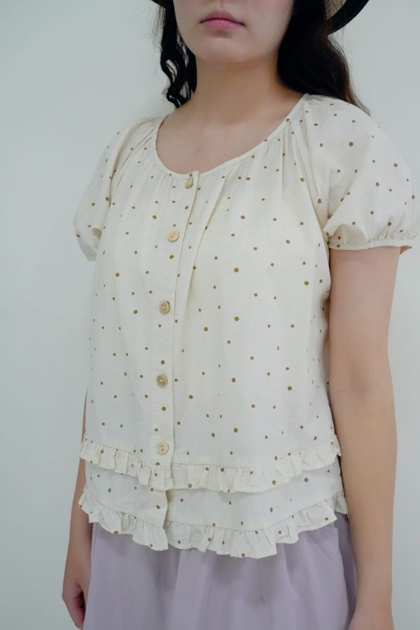 可愛裙擺圓點麻衫 圓點上衣、可愛風穿搭、森林系女裝、日系圓點衫、荷葉裙擺上衣、文青風格女裝、夏日上衣推薦