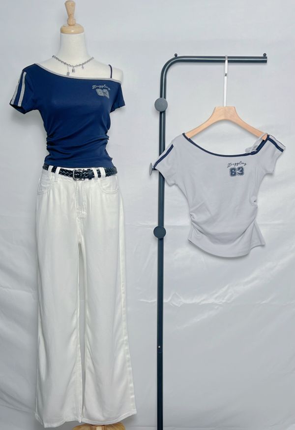 微辣香肩貼身短T 微辣短T、女生貼身短T、露肩T恤推薦、顯鎖骨短T、夏季修身上衣、街頭感穿搭、高腰穿搭上衣、短版T恤推薦