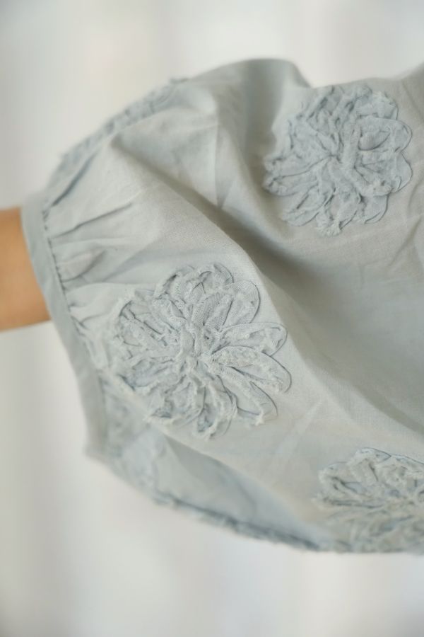 布蕾絲純棉上衣 純棉上衣、布蕾絲上衣、日系長袖上衣、甜美上衣、棉質長袖、粉藍上衣、杏色上衣、日系穿搭、氣質女裝、百搭上衣