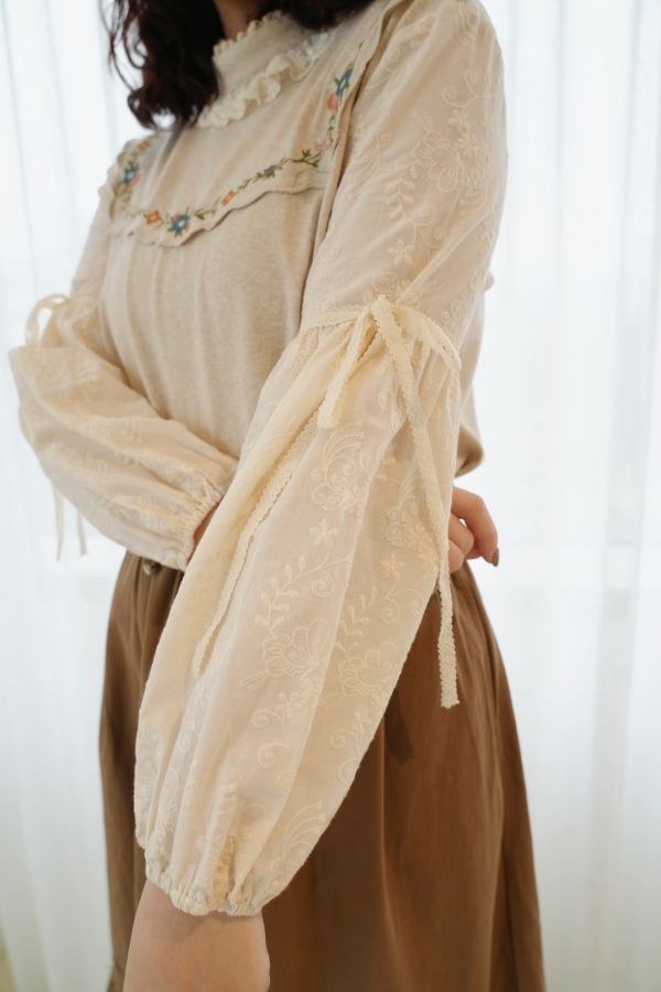 拼接蕾絲刺繡上衣 拼接蕾絲刺繡上衣、蕾絲刺繡上衣、拼接上衣、秋冬女上衣、百搭上衣、優雅上衣、女上衣、休閒上衣、通勤上衣、約會上衣、浪漫刺繡上衣、秋冬穿搭上衣