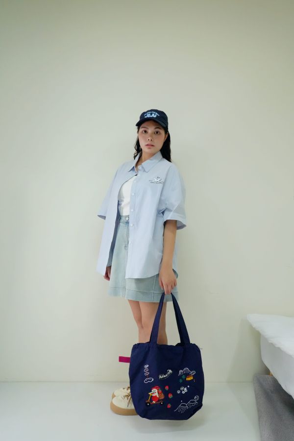 狗狗日常襯衫 插畫風襯衫、狗狗圖案襯衫、可愛風襯衫推薦、女生寬鬆襯衫、狗狗印花穿搭、輕鬆休閒風