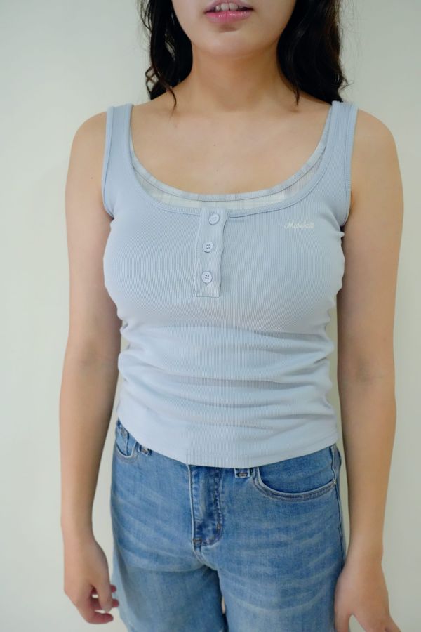 簡約層次假兩件背心 假兩件背心、層次感穿搭、百搭無袖上衣、女生背心推薦、夏季假兩件、一件多層次穿搭、通勤背心上衣、假兩件造型單品