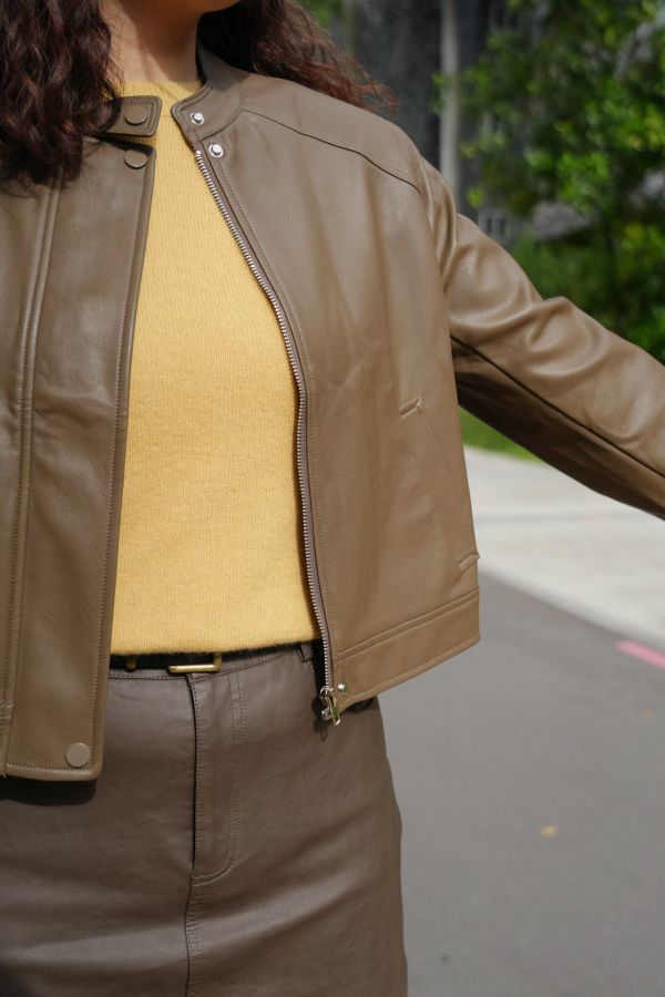 俐落短款皮衣 俐落短款皮衣、短款皮革外套、皮衣外套、秋冬外套、街頭風皮衣、時尚皮衣、百搭外套、女皮衣、短版皮衣、通勤外套、個性皮衣、皮革上衣