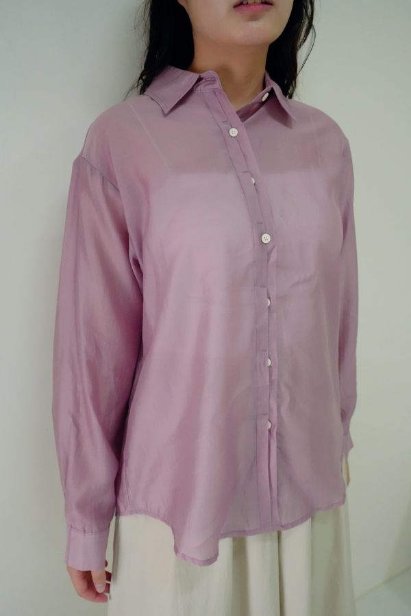 霧光天絲襯衫 天絲材質襯衫推薦、氣質感長袖上衣、輕薄天絲襯衫、柔霧光澤上衣、通勤穿搭襯衫、天絲長袖女裝、簡約氣質襯衫、女生質感上衣推薦