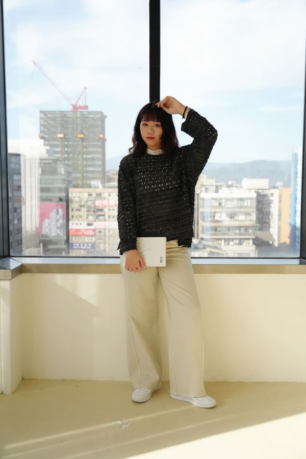 混織洞洞設計上衣 洞洞上衣、混織針織、羊毛混紡上衣、日系針織、透氣上衣、設計款上衣、針織長袖、休閒上衣、層次穿搭、秋冬針織