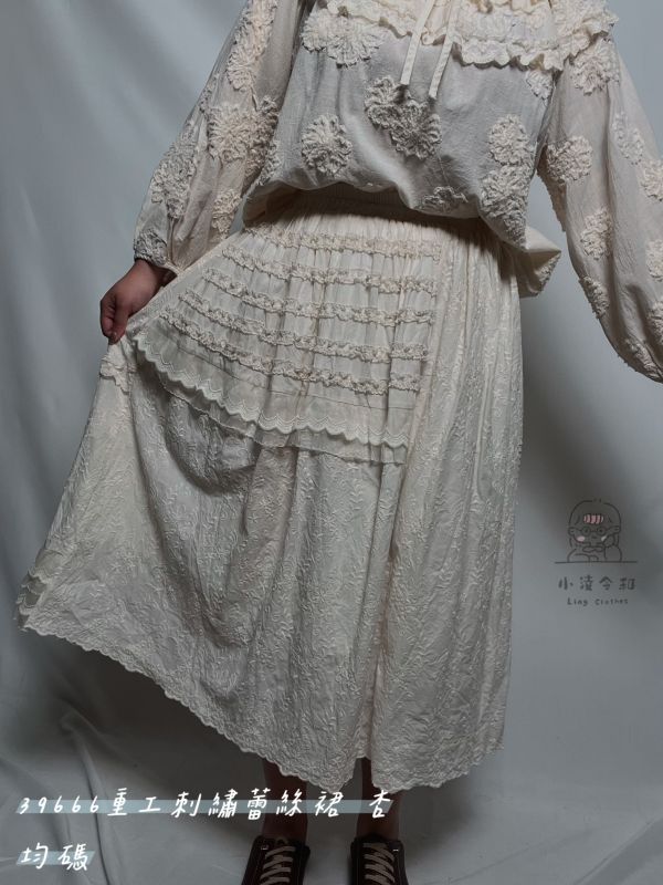 重工刺繡蕾絲裙 重工刺繡蕾絲裙、刺繡蕾絲半身裙、秋冬半身裙、女洋裝、優雅裙、浪漫裙、百搭裙、通勤洋裝、約會裙、正式場合裙、秋冬百搭洋裝、質感裙