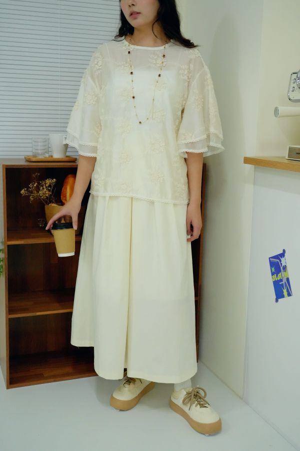 飛飛袖天絲繡花上衣 天絲上衣、天絲繡花上衣、日系上衣、氣質上衣、透氣上衣、夏季上衣、女裝上衣、百搭上衣、刺繡上衣、天絲女裝、天絲襯衫、天絲短袖