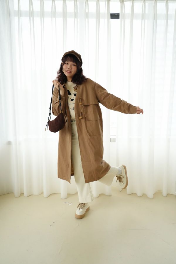 牛角釦長款外套 牛角釦長款外套、牛角釦外套、長款外套、秋冬女外套、百搭外套、休閒外套、女外套、通勤外套、日常外套、秋冬長款外套、復古外套、秋冬百搭外套