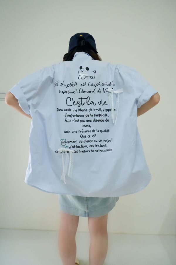 狗狗日常襯衫 插畫風襯衫、狗狗圖案襯衫、可愛風襯衫推薦、女生寬鬆襯衫、狗狗印花穿搭、輕鬆休閒風