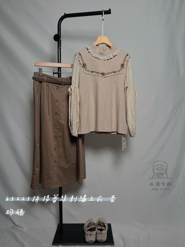 拼接蕾絲刺繡上衣 拼接蕾絲刺繡上衣、蕾絲刺繡上衣、拼接上衣、秋冬女上衣、百搭上衣、優雅上衣、女上衣、休閒上衣、通勤上衣、約會上衣、浪漫刺繡上衣、秋冬穿搭上衣