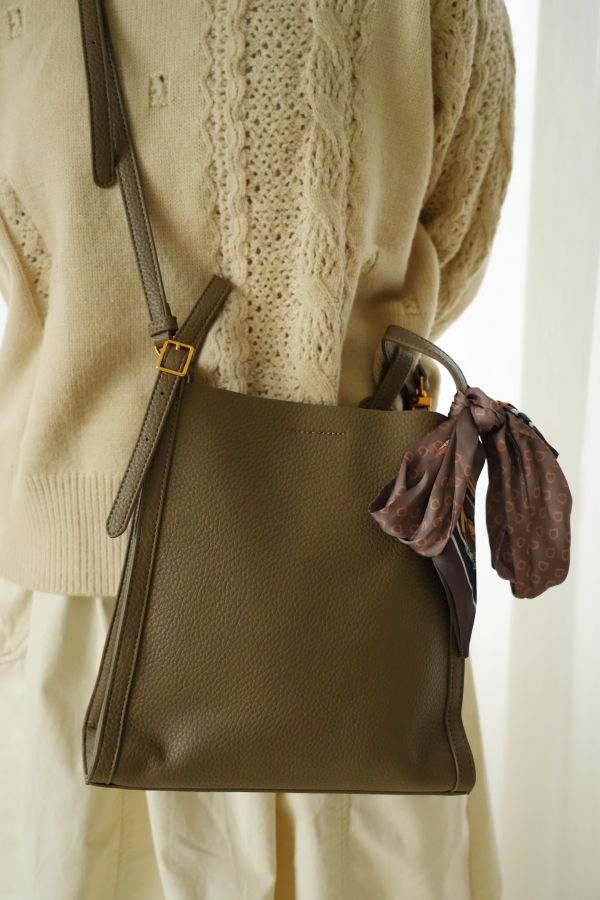 絲巾荔枝紋通勤包 荔枝紋通勤包、絲巾小包、日系手提包、氣質通勤包、百搭包款、日系包包、實用小包、手提通勤包、女裝包、荔枝紋包