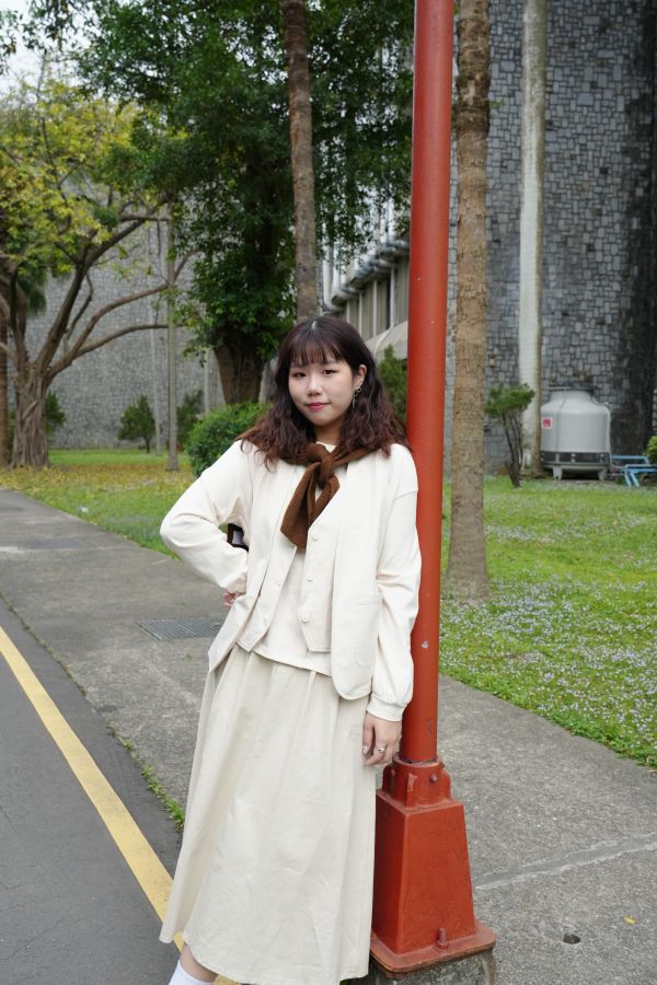 設計款日系馬甲背心 日系背心、馬甲背心、設計款背心、層次穿搭、修身背心、時尚外搭、日系穿搭、馬甲造型、極簡風服飾、潮流背心