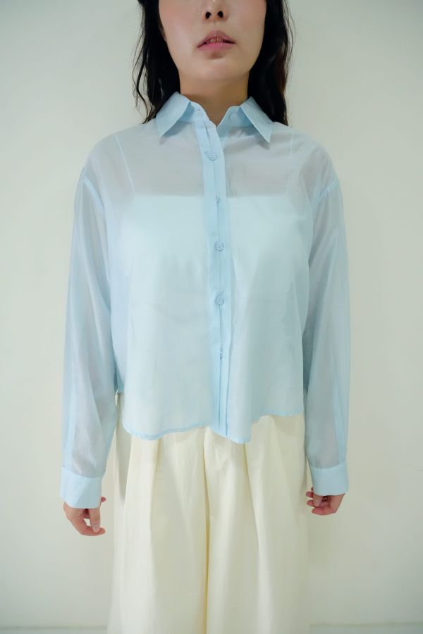 天絲微透短版襯衫 短版襯衫推薦、女生微透襯衫、夏日透氣襯衫、天絲材質上衣、氣質系短版上衣、女生通勤襯衫、短版長袖上衣女