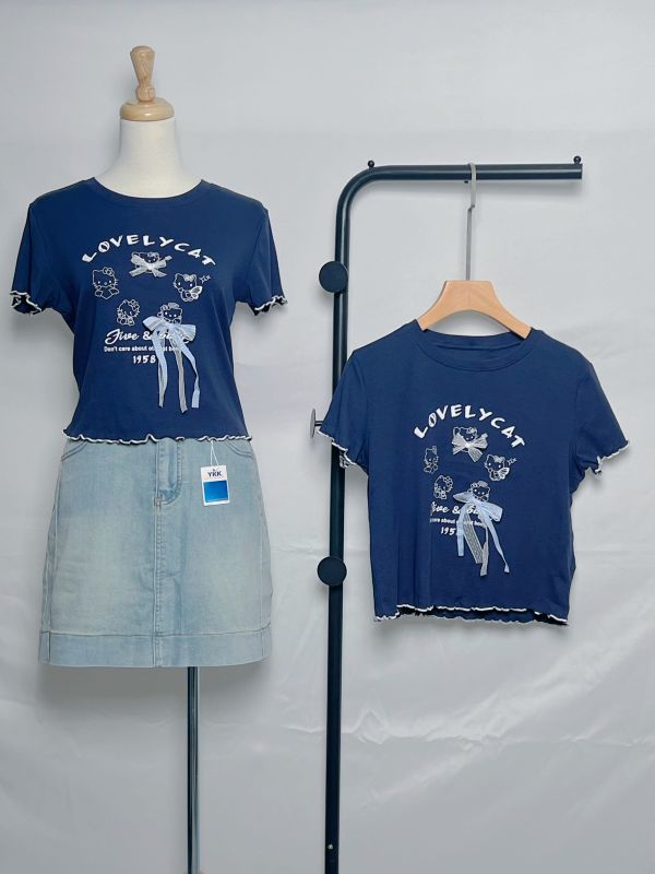 kitty蝴蝶結滾邊上衣 蝴蝶結上衣、卡通風短袖T恤、女生可愛風上衣、日系甜美穿搭、俏皮風格衣服、可愛圖案T恤、女孩卡通上衣推薦、短袖百搭上衣