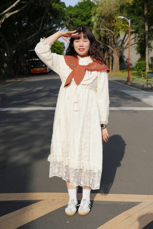 日系蕾絲刺繡連身裙 蕾絲刺繡連身裙、日系連身裙、刺繡洋裝、秋冬洋裝、女連身裙、浪漫裙、百搭連身裙、通勤洋裝、約會裙、休閒洋裝、女洋裝、秋冬百搭裙