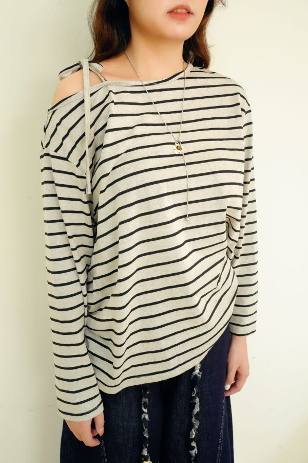 蜜雨樁織條紋Ｔ恤 條紋T恤, 斜肩綁帶上衣, 針織T恤, 百搭上衣, 蜜雨T恤, 女生條紋T, 舒適上衣, 日常穿搭上衣, 潮流上衣, 層次感上衣