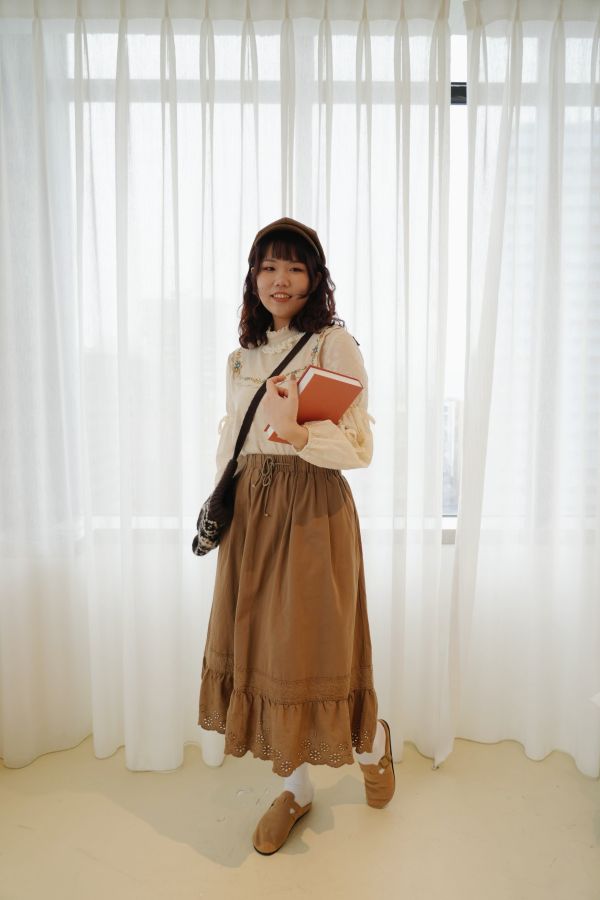 拼接蕾絲抽繩棉裙 拼接蕾絲抽繩棉裙、蕾絲棉裙、抽繩棉裙、秋冬女棉裙、百搭棉裙、下擺蕾絲裙、日常穿搭裙、休閒棉裙、女棉裙、舒適棉裙、約會裙、秋冬百搭裙