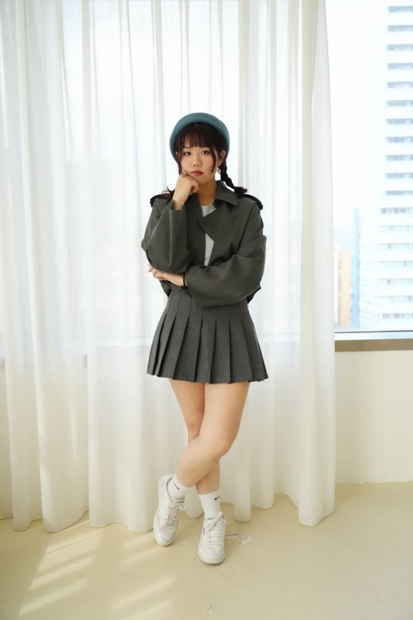 重工挺挺短款風衣 短款風衣、韓系風衣、重工外套、挺版外套、短版風衣、灰色風衣、紅色風衣、百搭外套、韓系穿搭、時尚女裝