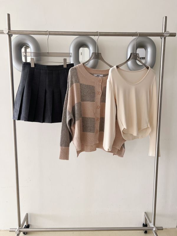 寬鬆格紋針織外套 格紋針織外套、寬鬆毛衣外套、日系針織、百搭外套、女裝針織、舒適針織、秋冬上衣、日系穿搭、休閒毛衣、格紋上衣