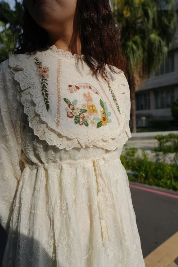 日系蕾絲刺繡連身裙 蕾絲刺繡連身裙、日系連身裙、刺繡洋裝、秋冬洋裝、女連身裙、浪漫裙、百搭連身裙、通勤洋裝、約會裙、休閒洋裝、女洋裝、秋冬百搭裙