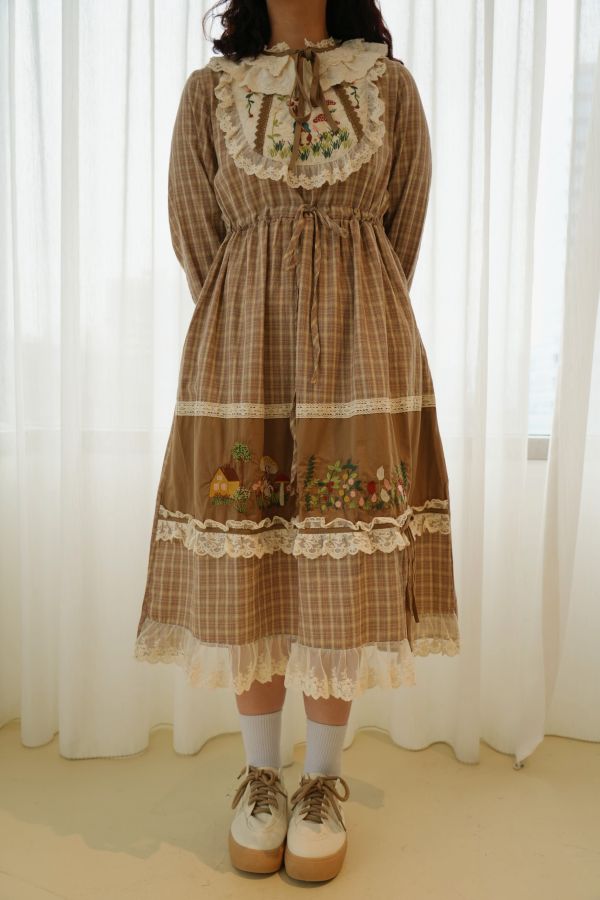 在田園裡的森系愛麗絲 系愛麗絲連身裙、田園連身裙、愛麗絲洋裝、秋冬連身裙、咖色連身裙、紅色連身裙、女洋裝、百搭連身裙、浪漫裙、日常洋裝、約會裙、森系洋裝