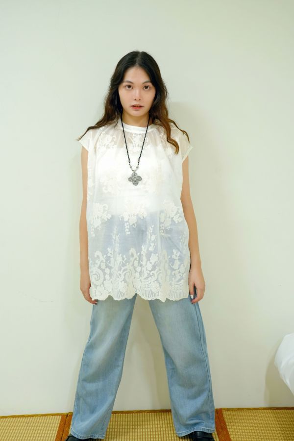 天絲刺繡背心 天絲刺繡背心、白色背心、天絲背心、刺繡背心、夏季背心、女生背心、內搭背心、優雅背心、柔軟背心、百搭背心、休閒背心、甜美背心、日常穿搭背心、細緻刺繡背心