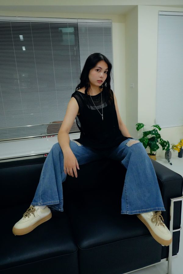 街感破洞落地褲 破洞長褲推薦、顯腿長直筒褲、寬褲破洞設計、潮感穿搭褲款、高個女孩長褲、潮流直筒褲、個性風長褲推薦