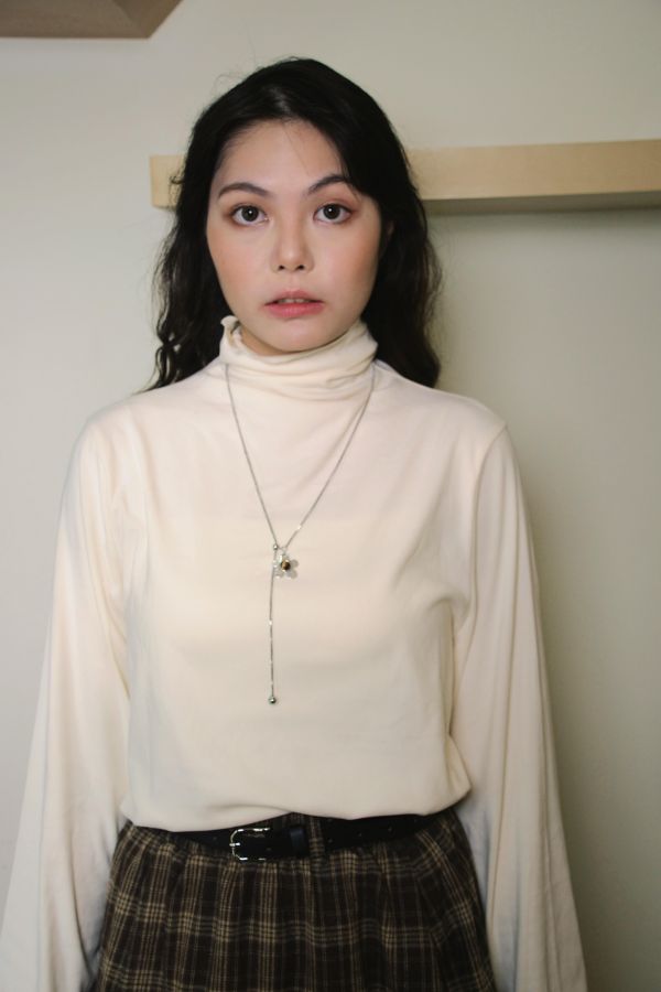 舒彈素色打底上衣 