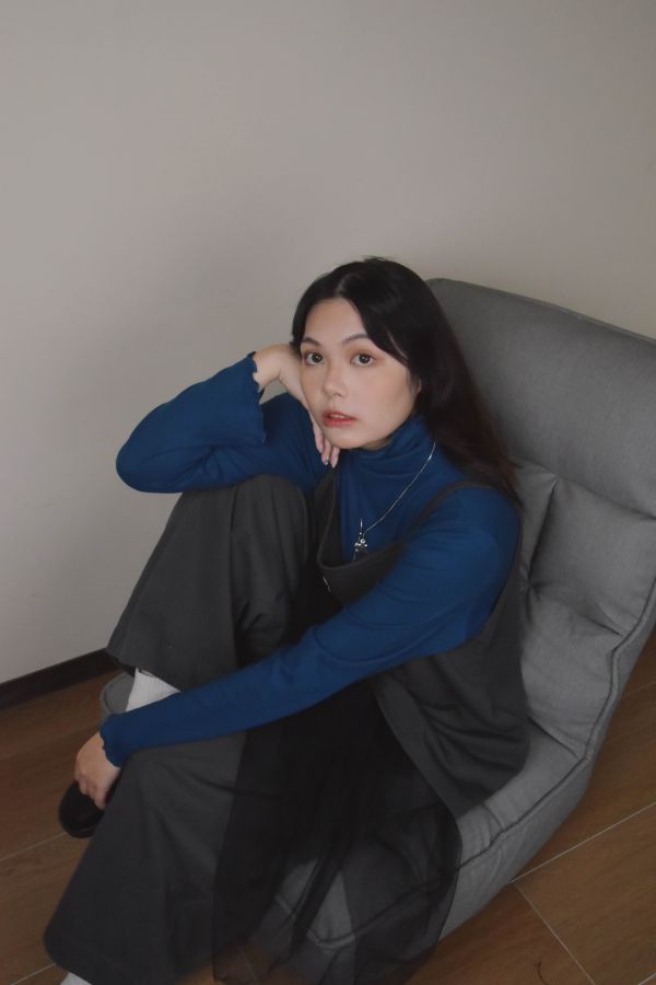 舒彈素色打底上衣 