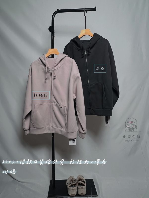 帽款口袋標外套 帽款口袋標外套、口袋外套、秋冬外套、街頭休閒外套、百搭外套、帽款外套、女外套、通勤外套、日常外套、休閒風衣、街頭風衣、秋冬帽款外套