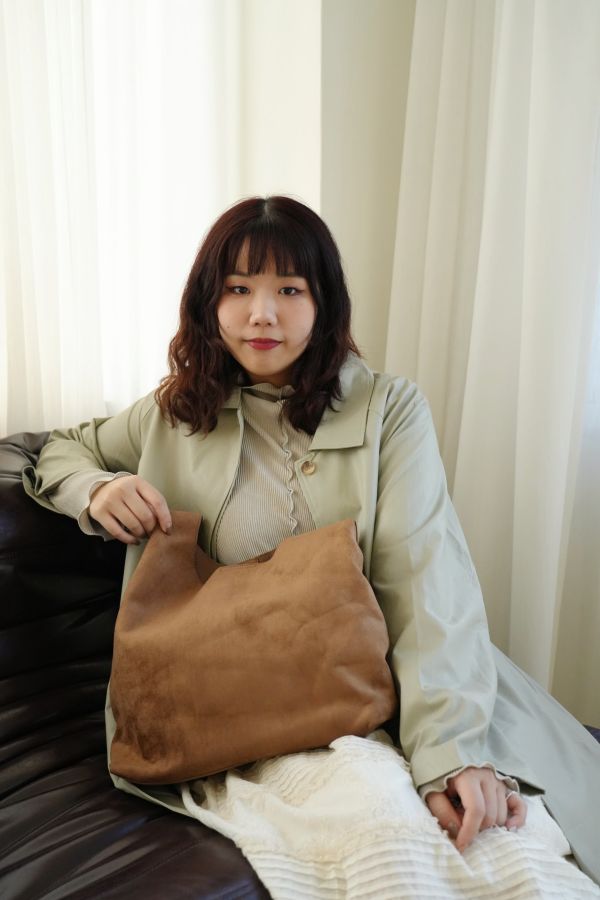 棕絨日系肩背包 棕絨肩背包、日系肩背包、麂皮包、休閒肩包、女裝包包、百搭背包、日系配件、秋冬包、質感肩背包、柔軟棕絨包