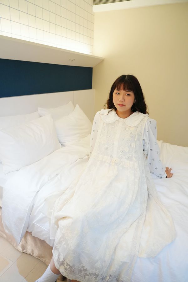 重工蕾絲背心裙 蕾絲背心裙、無袖連身裙、日系裙款、氣質連身裙、棉混纖維裙、杏色裙、日系穿搭、百搭裙款、春夏連身裙、女神裙