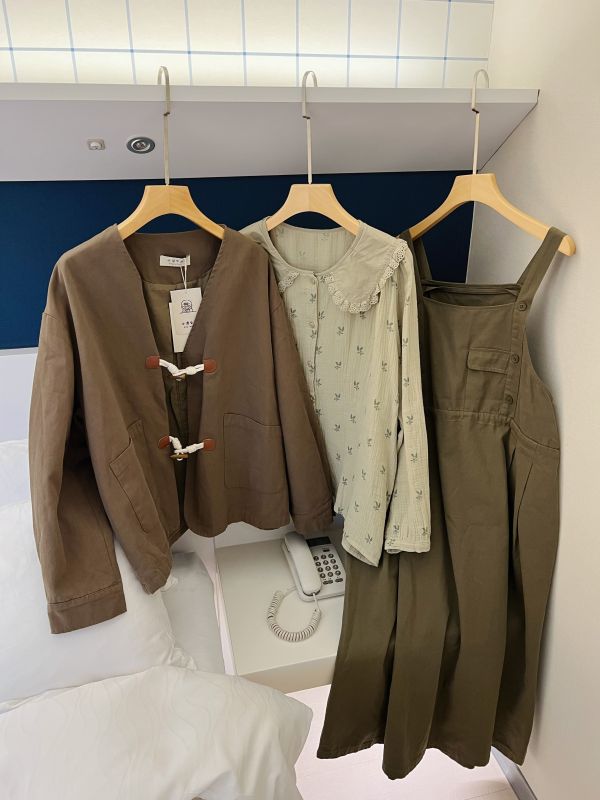 純棉牛角釦外套 純棉牛角釦外套、牛角釦外套、純棉外套、秋冬女外套、百搭外套、休閒外套、女外套、通勤外套、日常外套、秋冬經典外套、復古外套、舒適外套