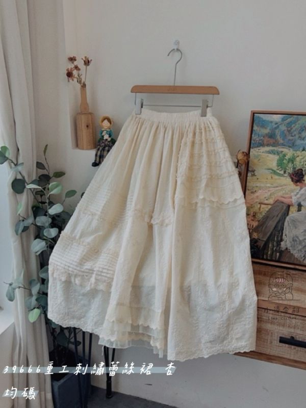 重工刺繡蕾絲裙 重工刺繡蕾絲裙、刺繡蕾絲半身裙、秋冬半身裙、女洋裝、優雅裙、浪漫裙、百搭裙、通勤洋裝、約會裙、正式場合裙、秋冬百搭洋裝、質感裙